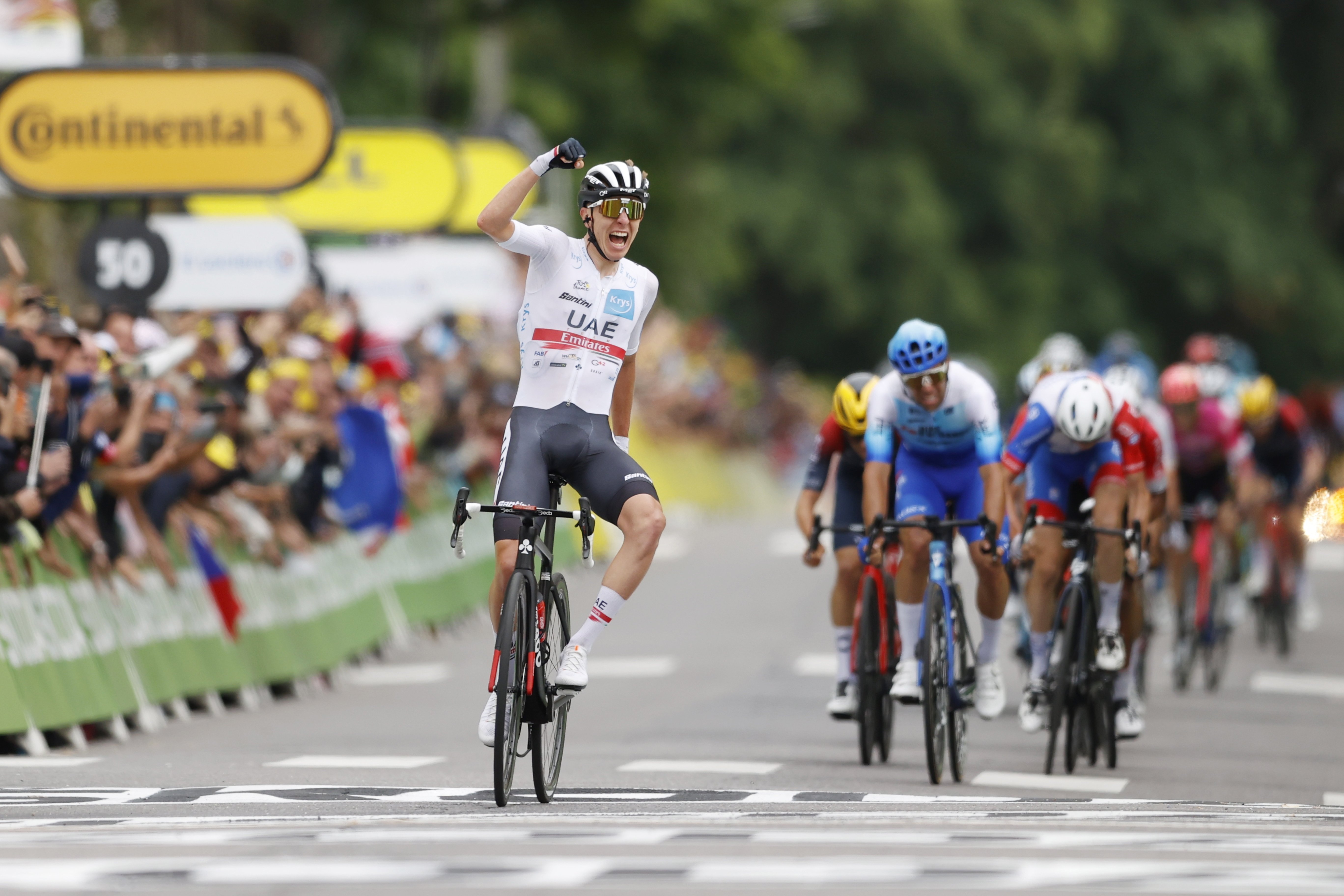 Pogacar gana en Longwy y ya reina en el Tour de Francia pese a la exhibición de Van Aert