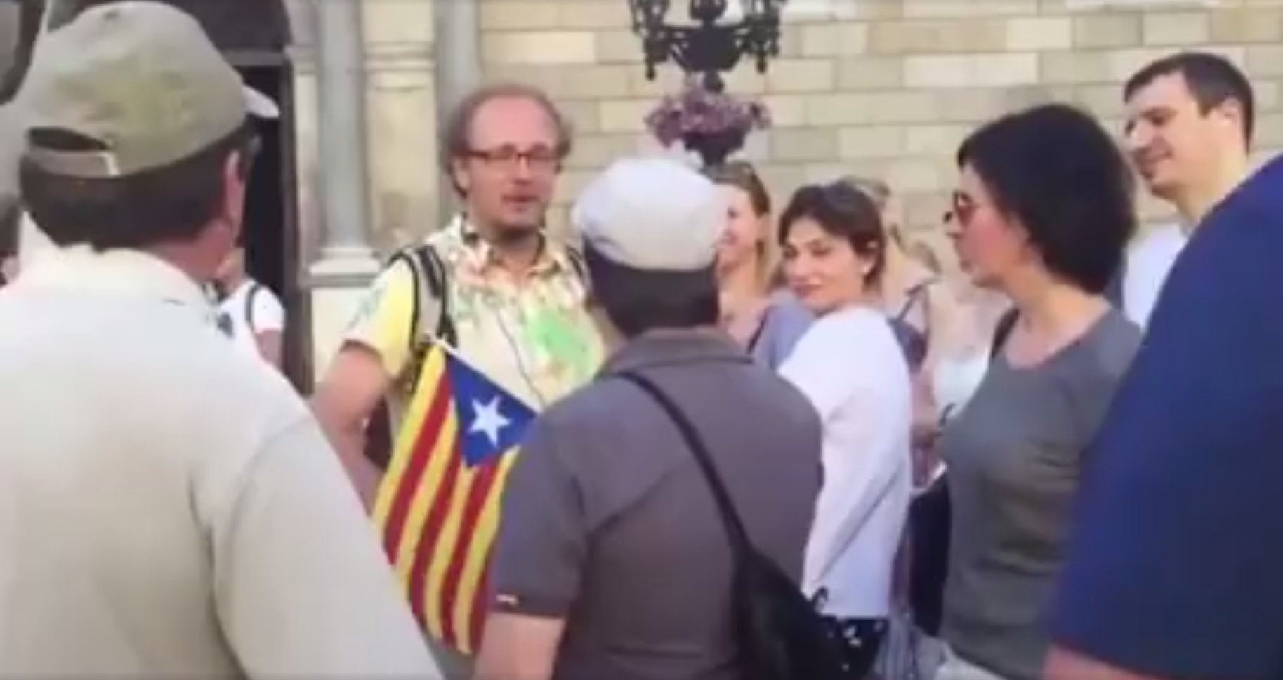 Vídeo: Un grup d'unionistes increpa un guia turístic que portava una estelada