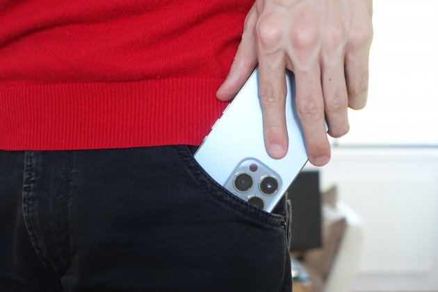 Un hombre se mete el iPhone en el bolsillo / Pixabay Un hombre se mete el iPhone en el bolsillo / Pixabay