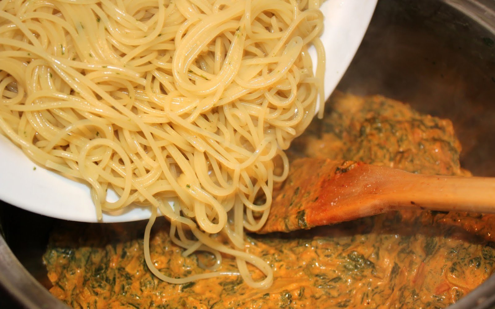espaguetis espinacs al curri guarnicio datils pas33