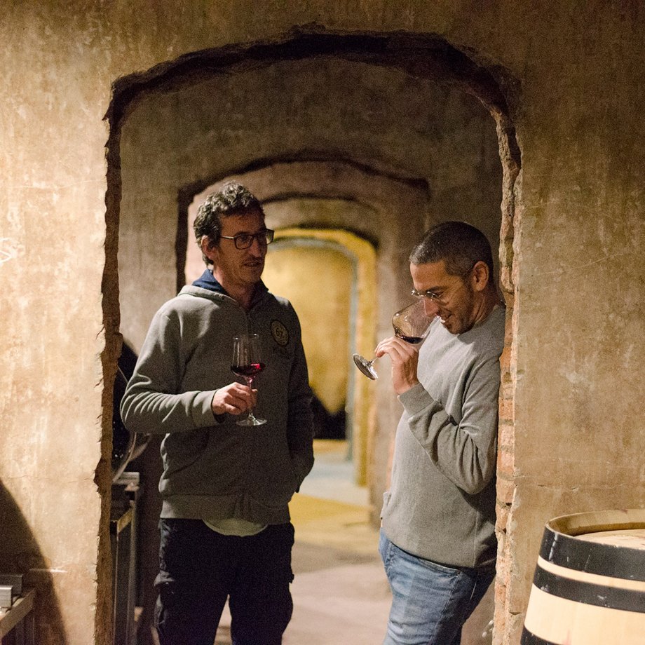 Marc y Adrià Pérez en la sala de botas de Cimas|Cumbres de Porrera / Foto: Vila Viniteca Marc y Adrià Pérez en la sala de botas de Cimas|Cumbres de Porrera / Foto: Vila Viniteca