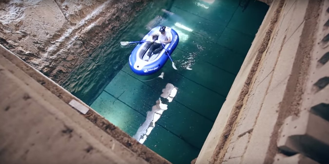 VÍDEO: "Navegant pel metro inundat de València amb una barca inflable"