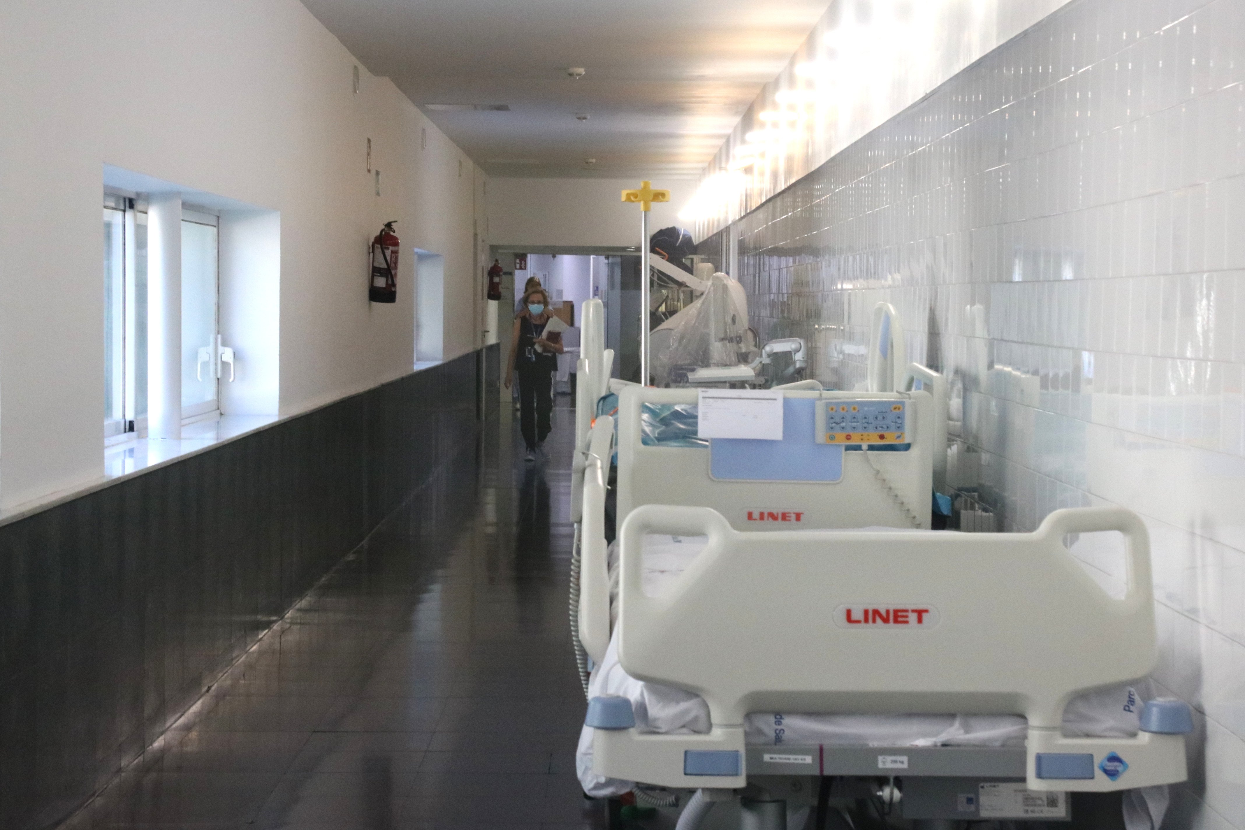 La covid presiona los hospitales de España con 1.800 ingresos la última semana