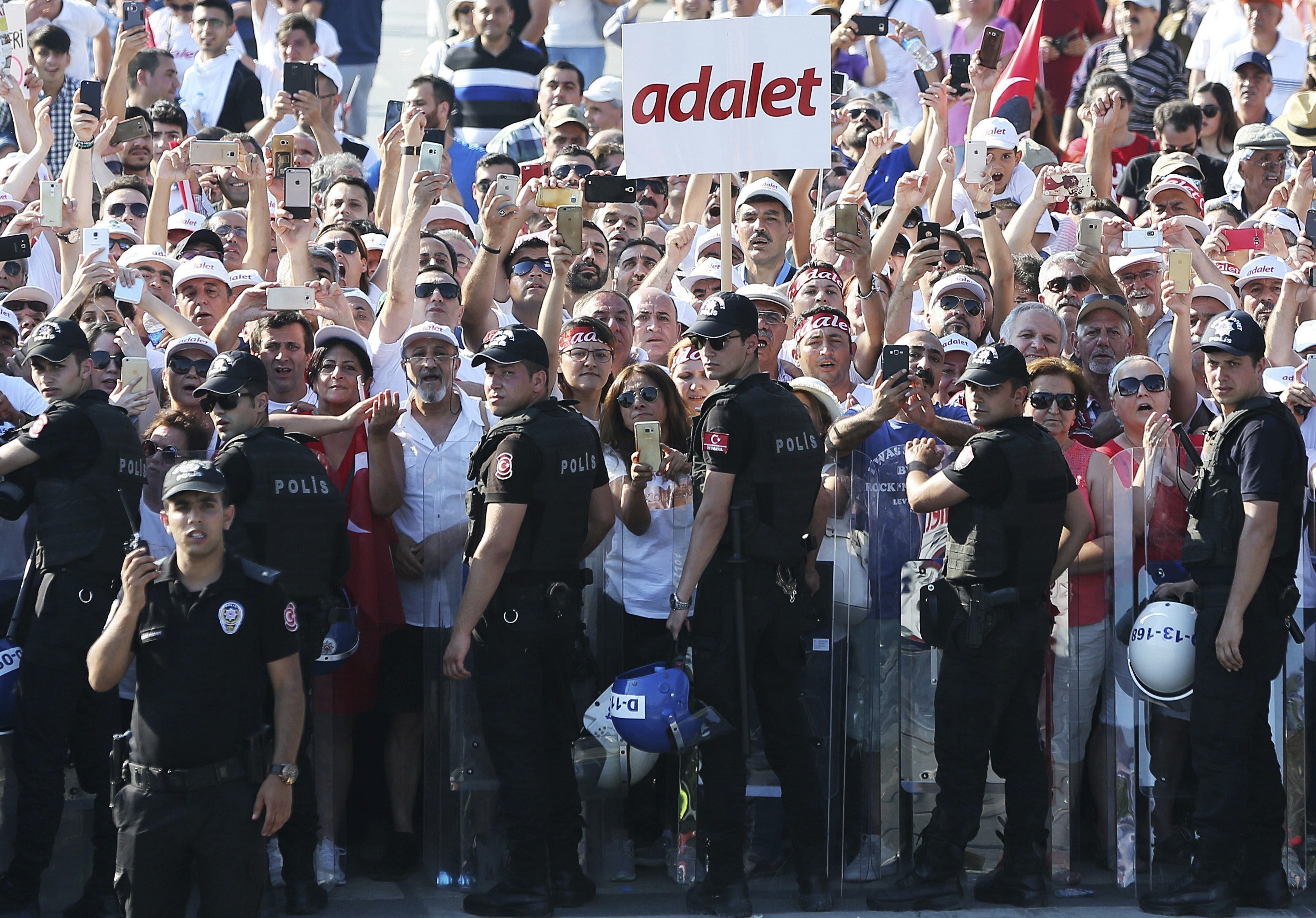 L'oposició a Erdogan omple els carrers d'Istanbul