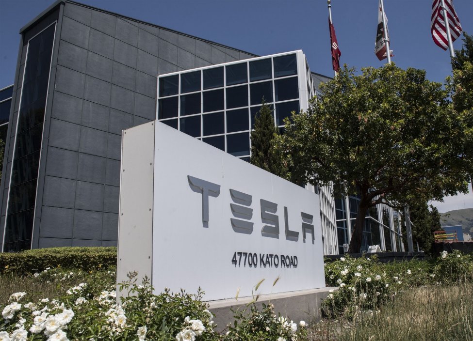 Un low cost se cuela en el podio de los coches eléctricos más vendidos ahora en España, manda Tesla