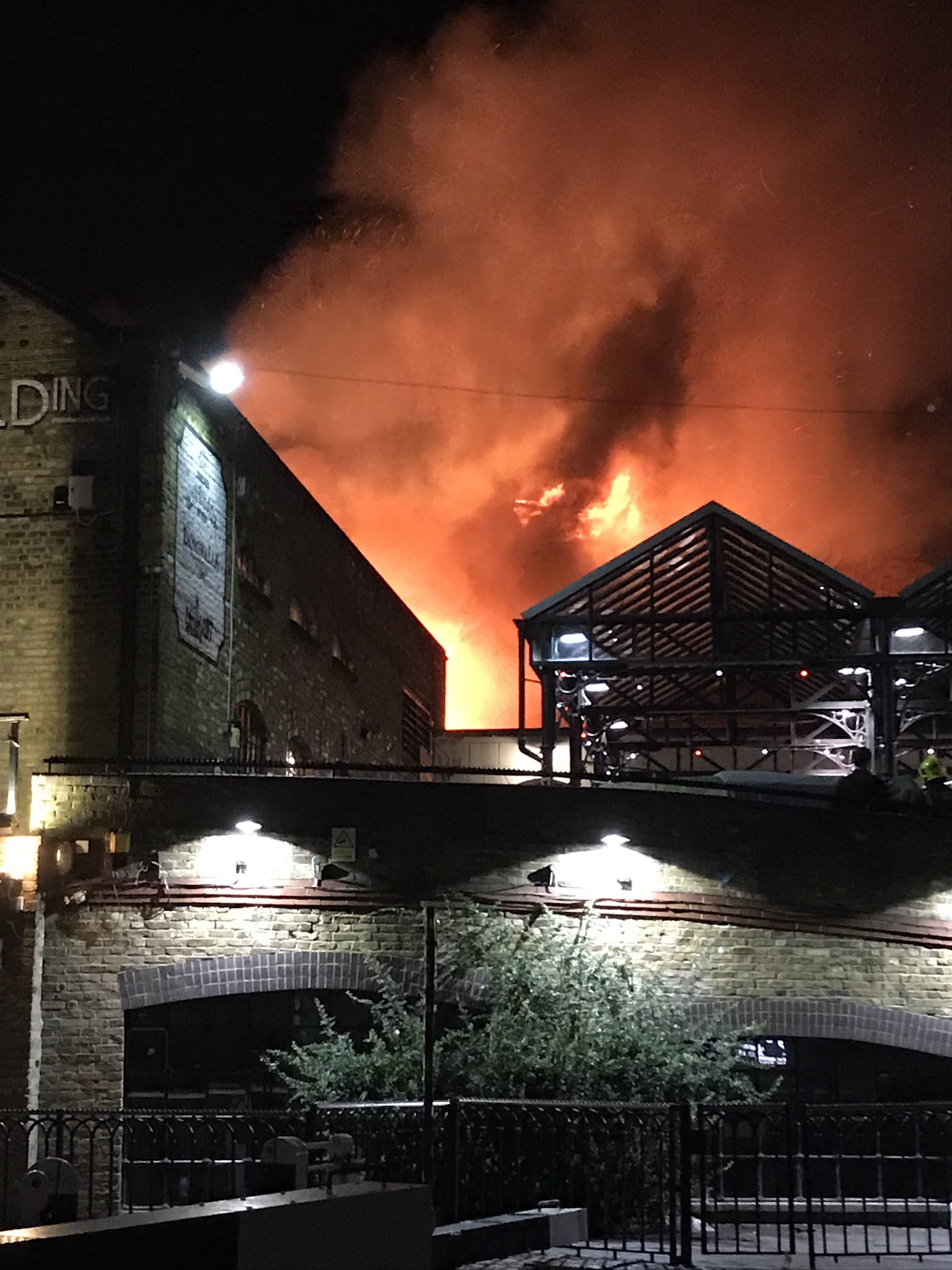 Controlat l'incendi a Camden, el popular mercat de Londres
