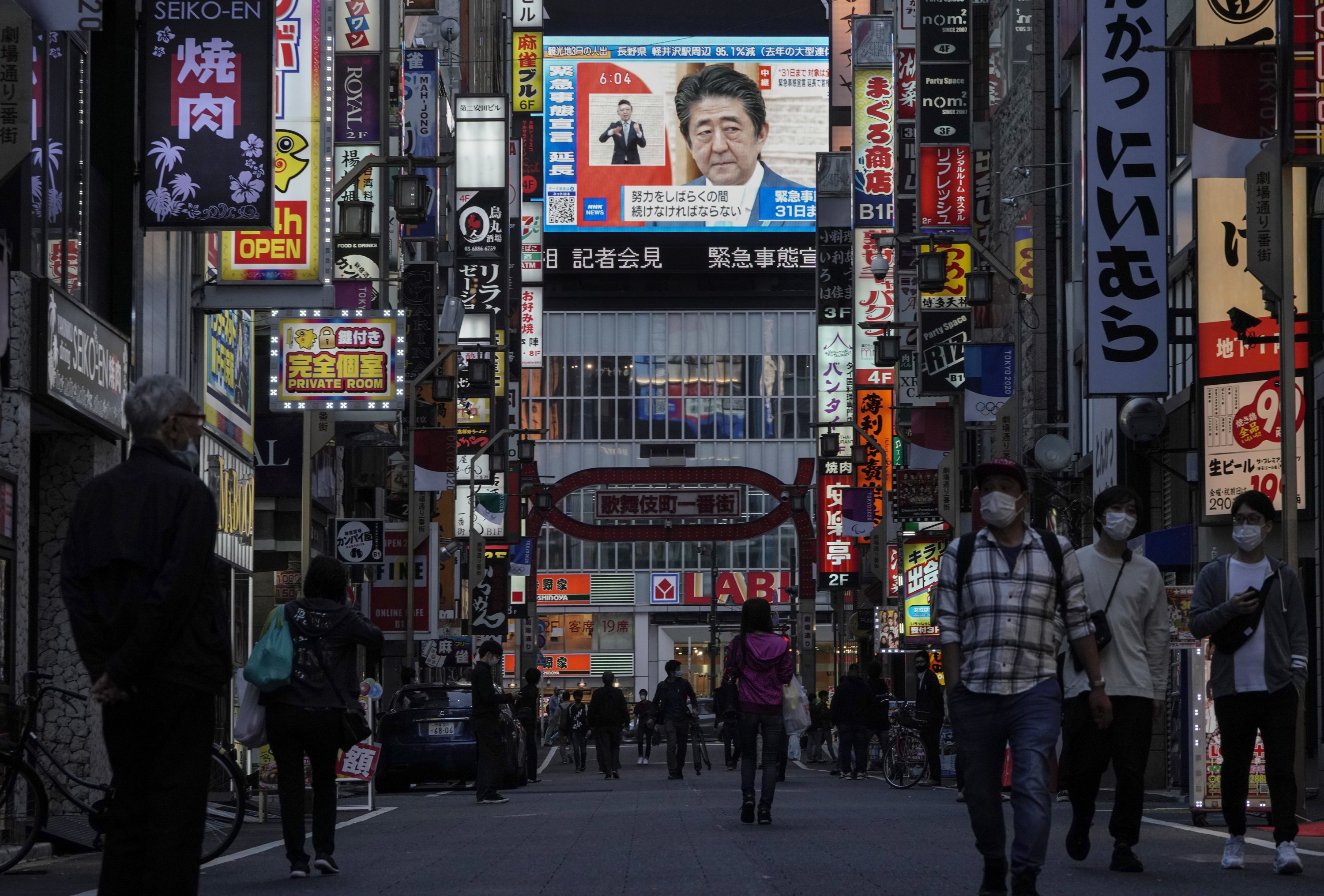 El Japó commocionat per la mort de Shinzo Abe mentre es reprèn la campanya electoral