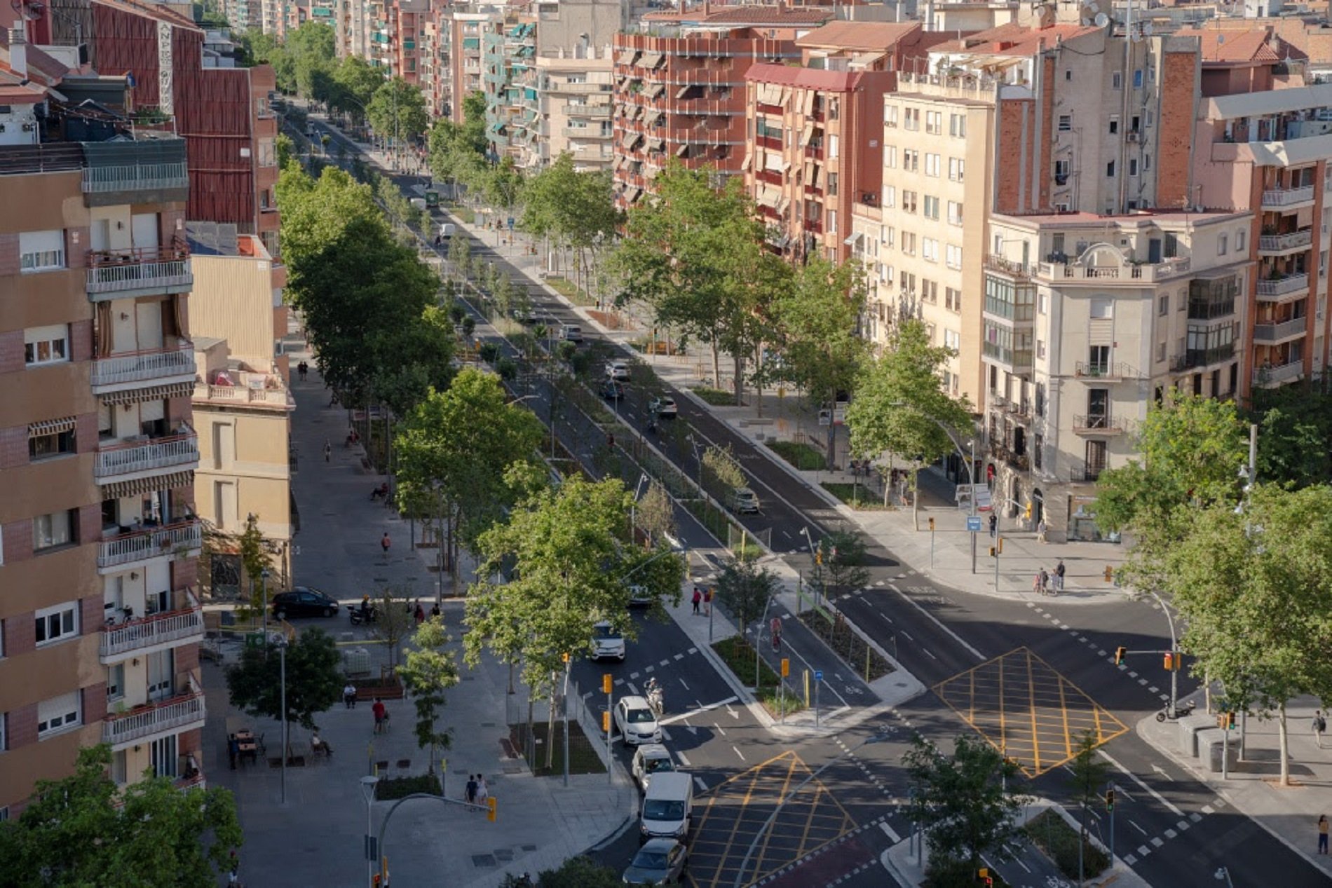 La transformación de la avenida Meridiana de Barcelona al distrito de Sant Martí, finalizada