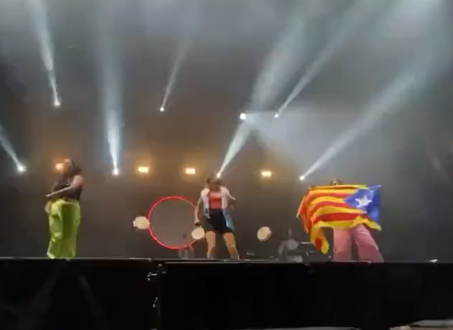 Les Tanxugueiras fan onejar una estelada enmig d'un concert al País Valencià i encenen la polèmica