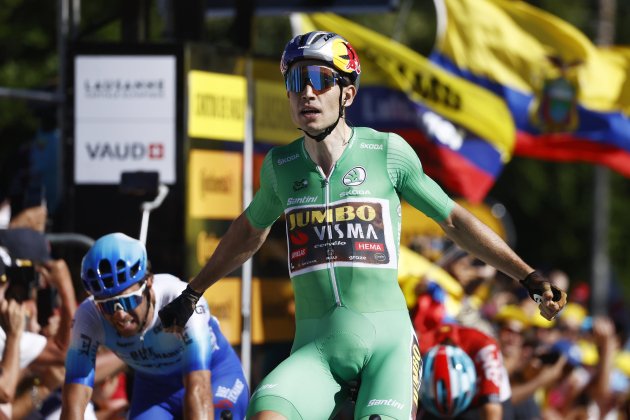 Van aert en el seu pas per meta com a guanyador de l'etapa / Foto: Guillaume Horcajuelo - EFE Van aert en el seu pas per meta com a guanyador de l'etapa / Foto: Guillaume Horcajuelo - EFE