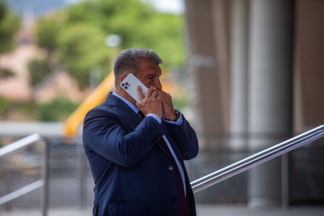 Joan Laporta telefunde mobil / Foto: Europa Press Joan Laporta telefunde mobil / Foto: Europa Press
