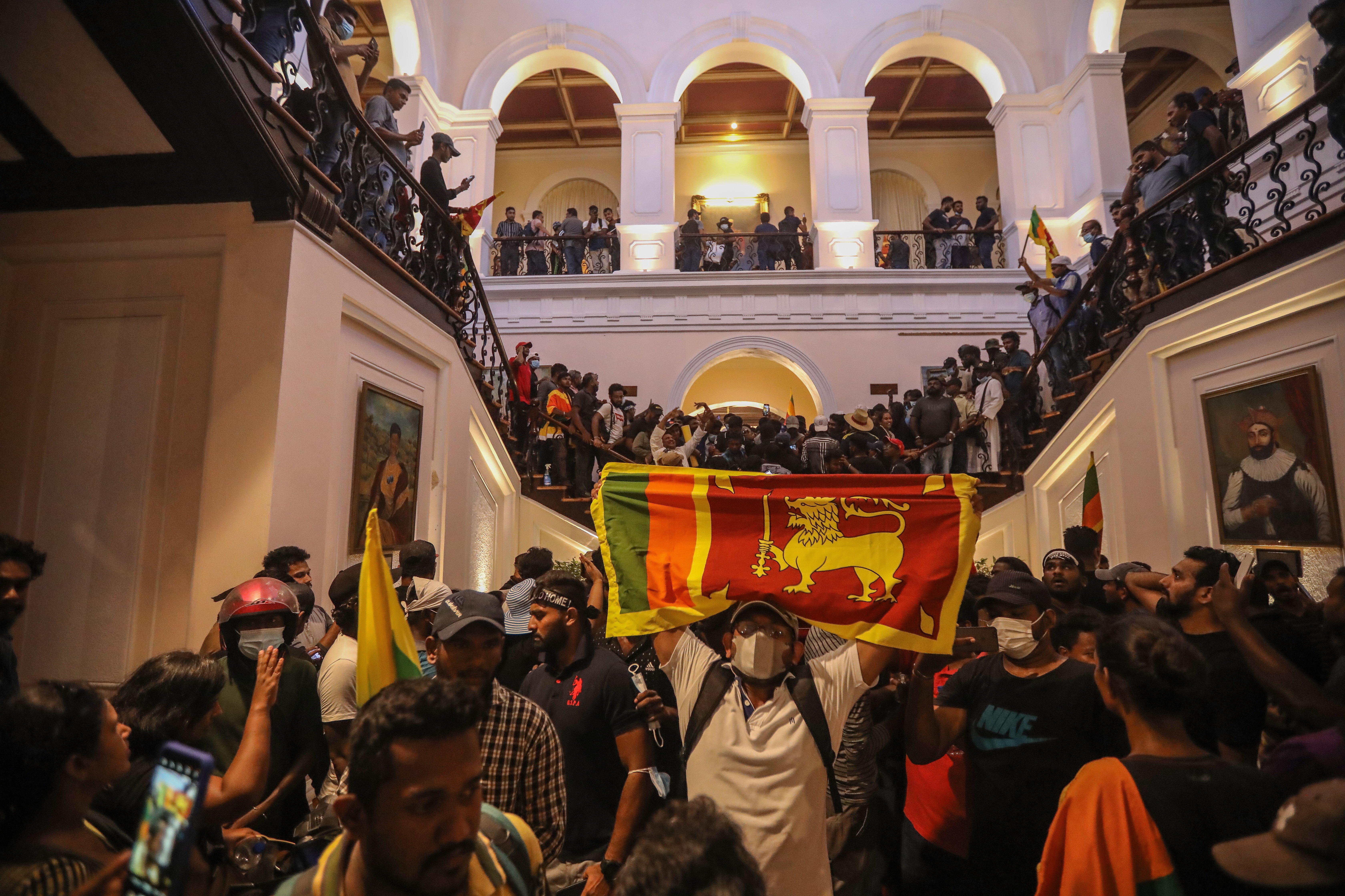 Los manifestantes queman la residencia del primer ministro de Sri Lanka | VÍDEO