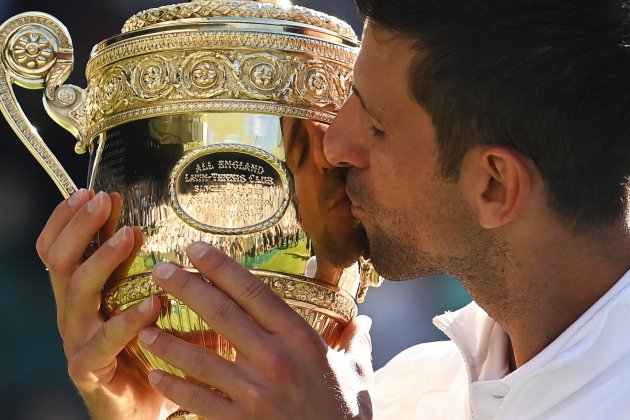 Novak Djokovic besa copa Wimbledon / Foto: EFE Novak Djokovic besa copa Wimbledon / Foto: EFE