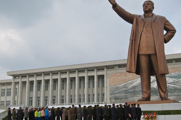 Pyongyang. Presentando los respetos a l'estatua del dictador. Foto John Pavelka