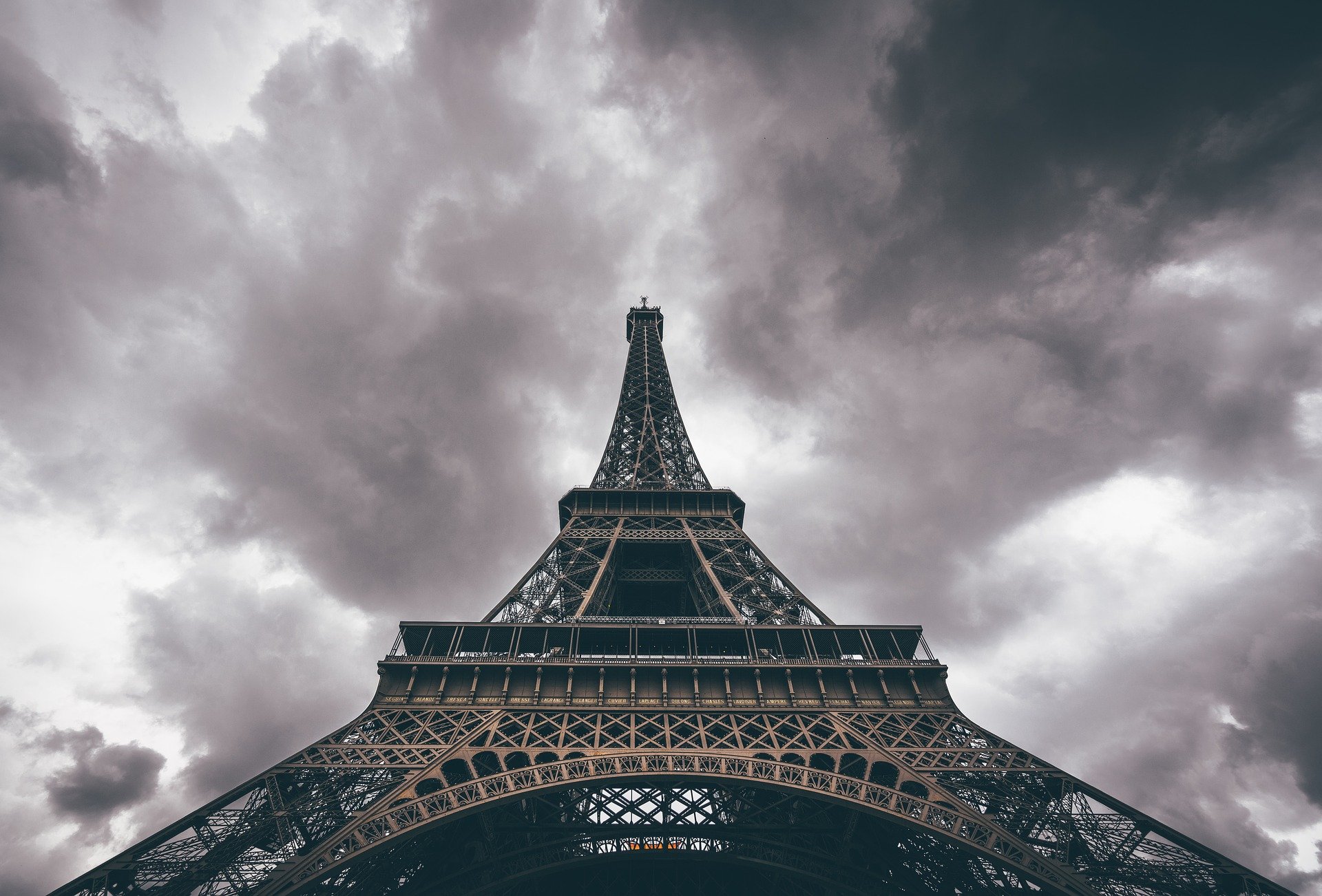 La torre Eiffel está oxidada, en mal estado: ¿puede llegar a caerse?