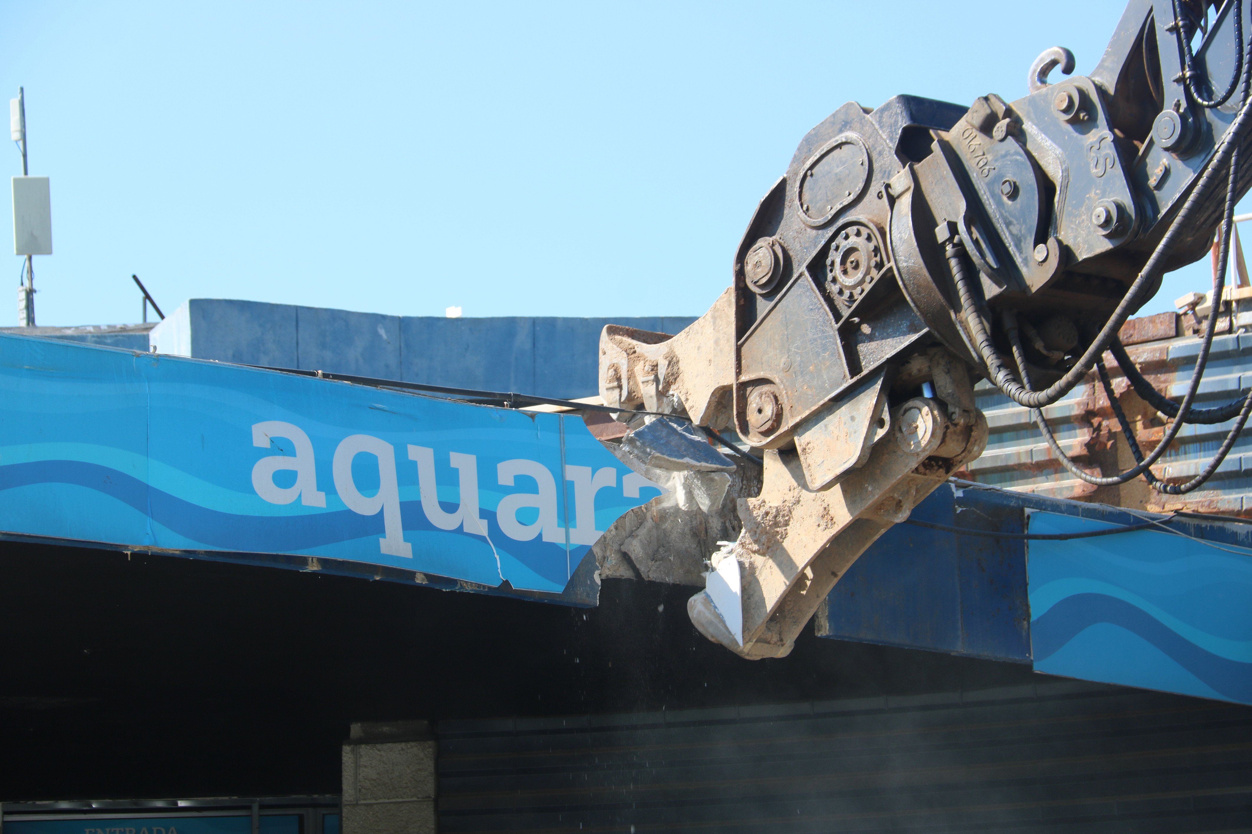 Comença l'enderroc de l'Aquarama al Zoo de Barcelona
