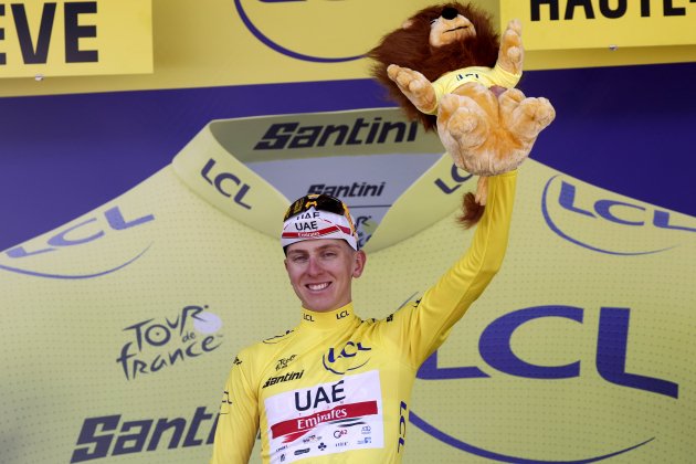 Tadej Pogacar podio mallot amarillo Tour de Francia / Foto: Guillaume Horcajuelo - EFE