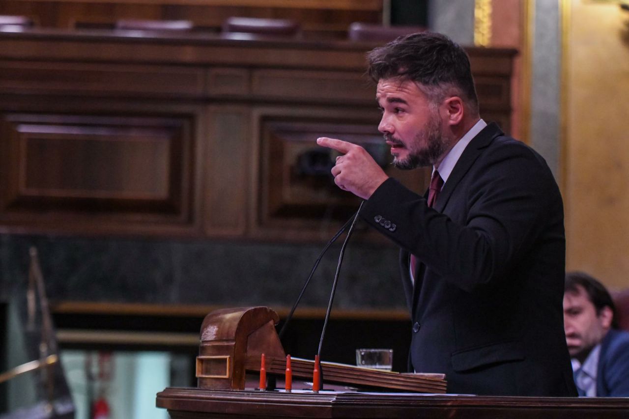 Rufián exhibeix bales utilitzades contra migrants a Melilla i Sánchez s'indigna: "Error imperdonable"