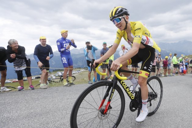 Tadej Pogacar sufriendo subida Alpes Tour de Francia / Foto: Yoan Valat - EFE