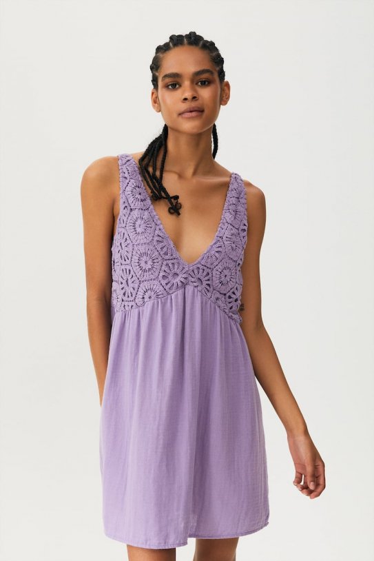 El vestido favorito en las rebajas de Pull Bear tiene escote en