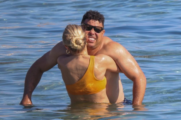 Ronaldo abrazado en el agua GTRES Ronaldo abrazado en el agua GTRES
