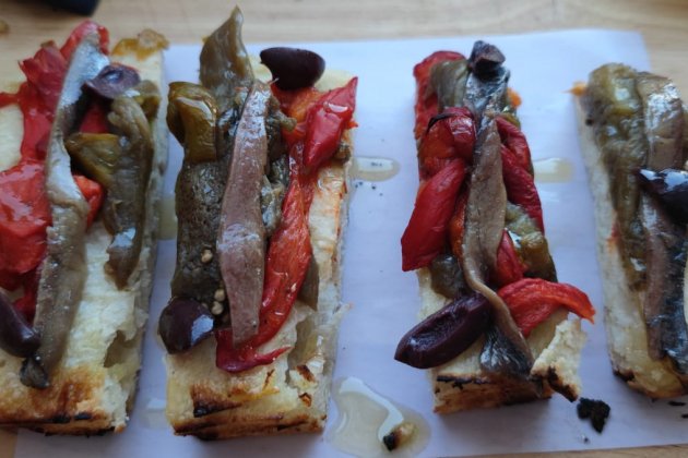 Coca de escalivada i anxoves