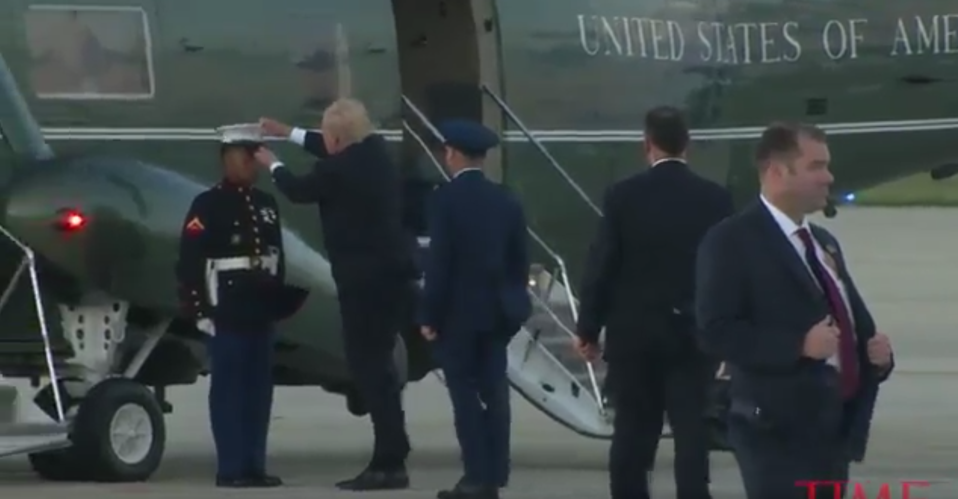 VÍDEO: Trump ayuda a un joven de la Marina a recuperar su sombrero