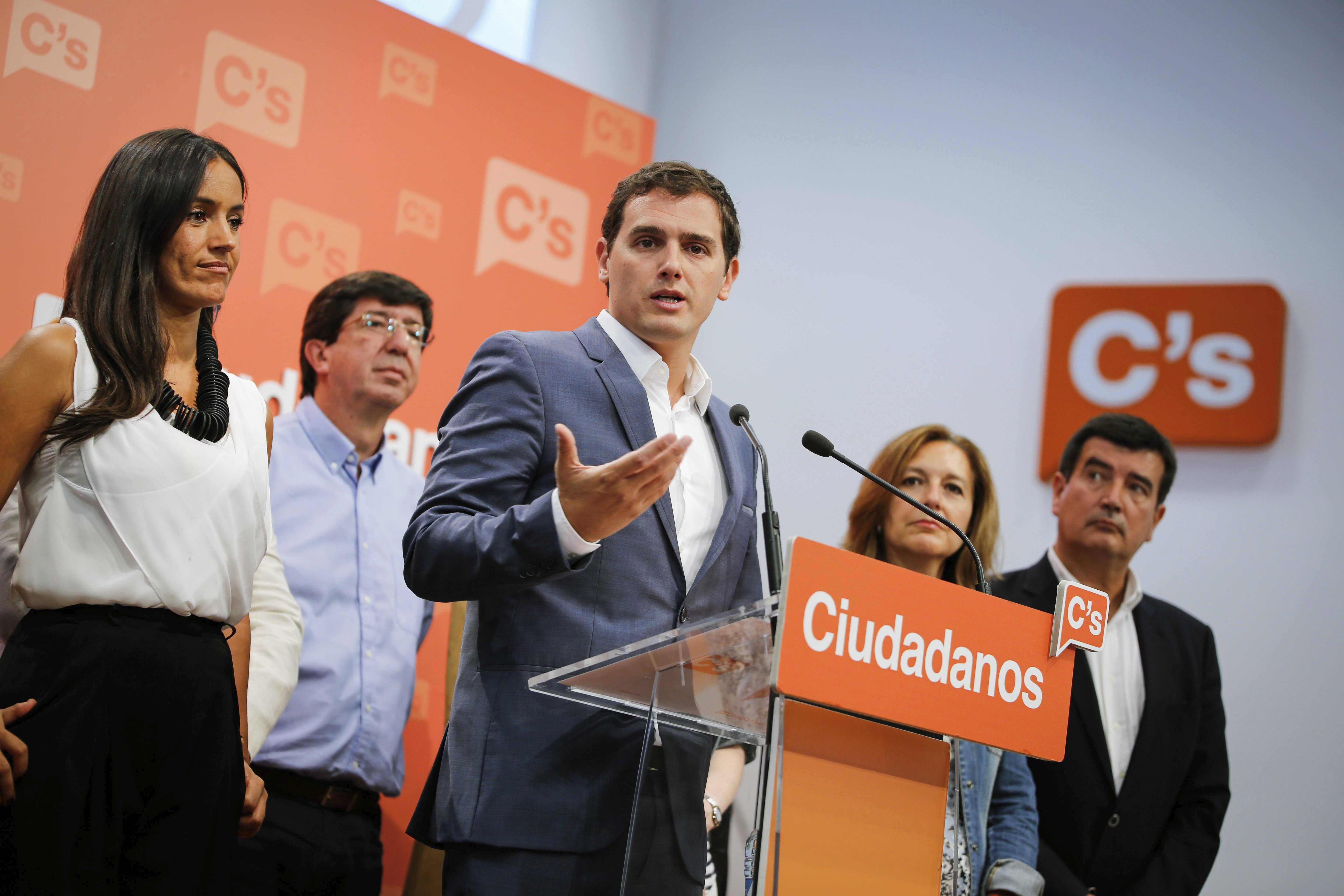 PSOE y C's rechazan negociar la investidura de Rajoy