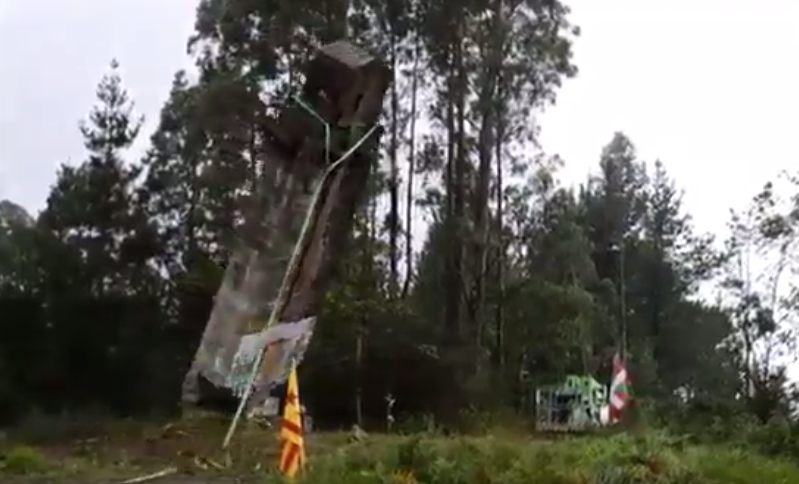 Cuatro heridos en la demolición de una cruz franquista en el País Vasco