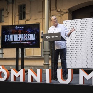 Presentació d'Omnium Cultural de l'Antirrepressiva, mapa de la repressió, al pati de la Model - Montse Giralt
