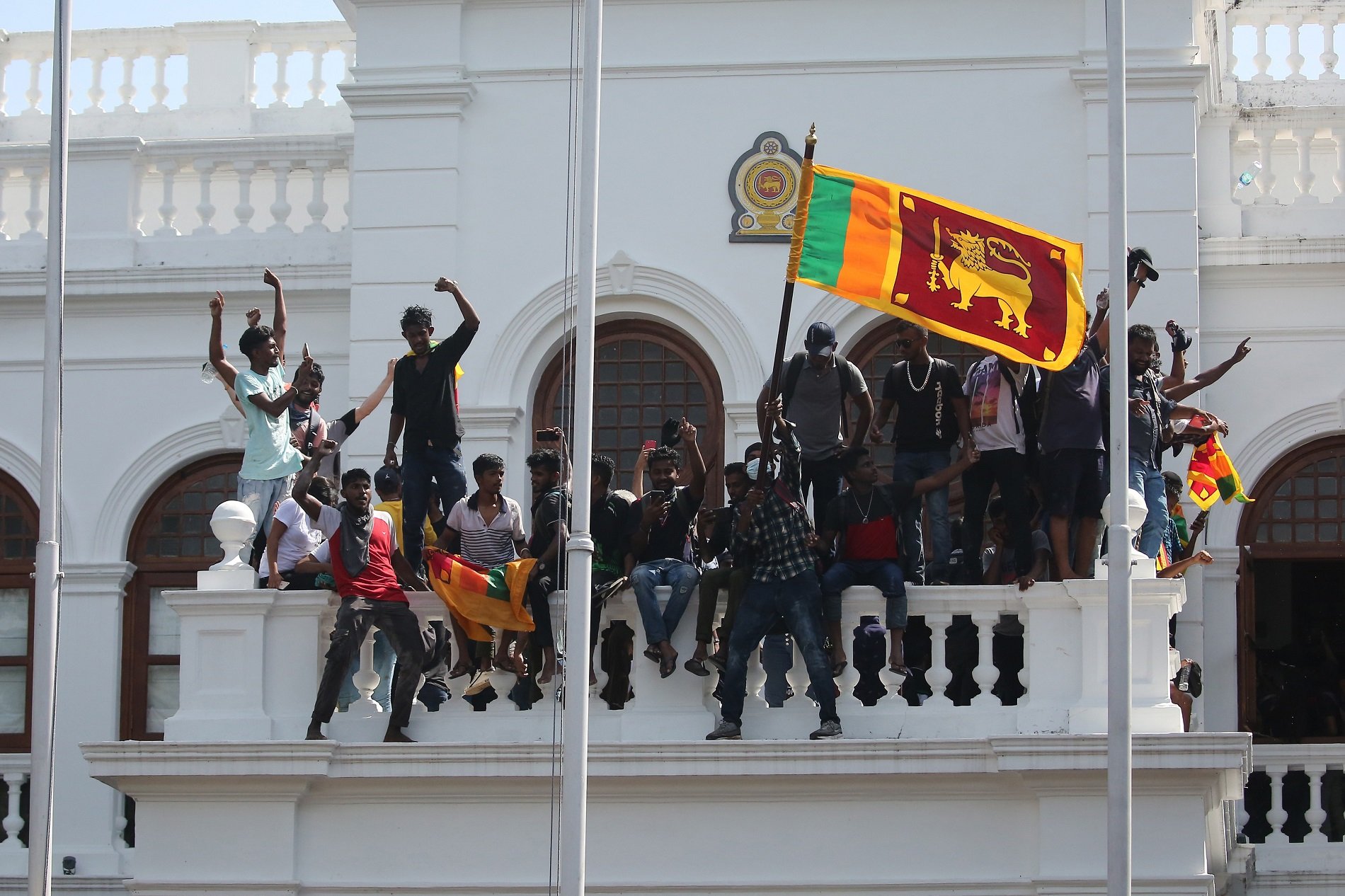 Dimite el presidente de Sri Lanka y los manifestantes abandonan los edificios públicos