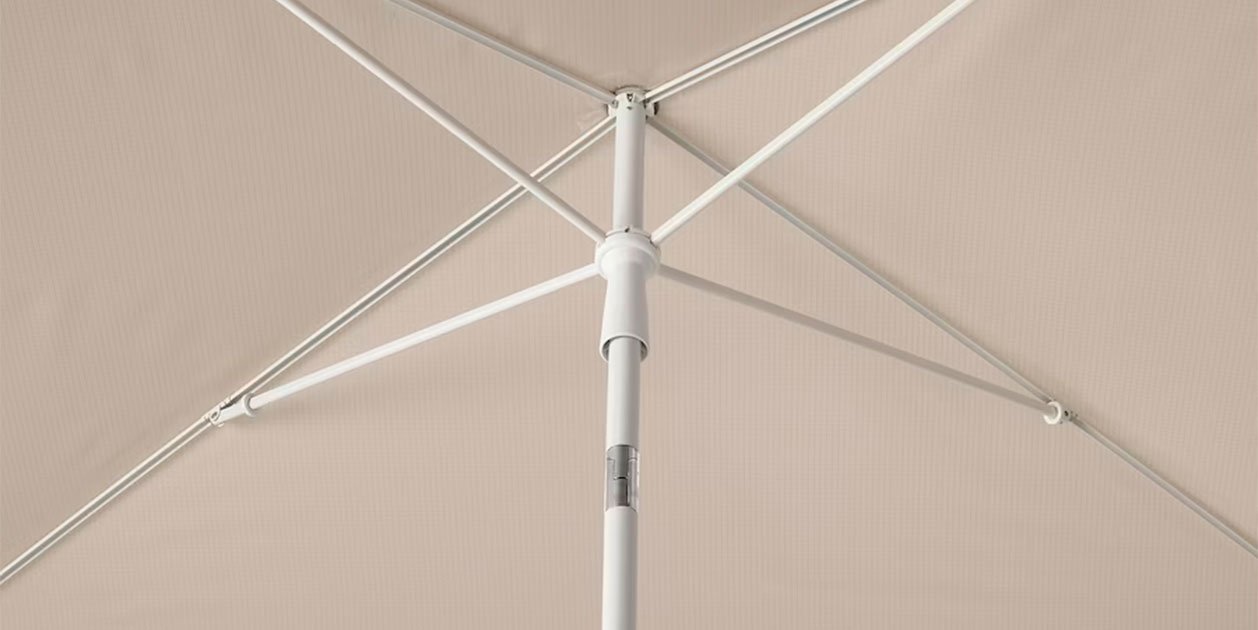 Ikea tiene una sombrilla que te protege del sol la pongas donde la pongas
