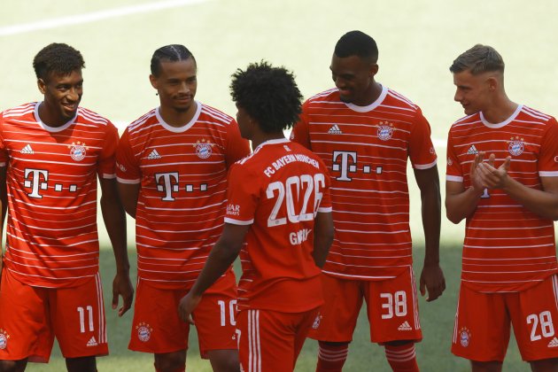 Serge Gnabry renovacion presentacion plantilla compañeros / Foto: EFE