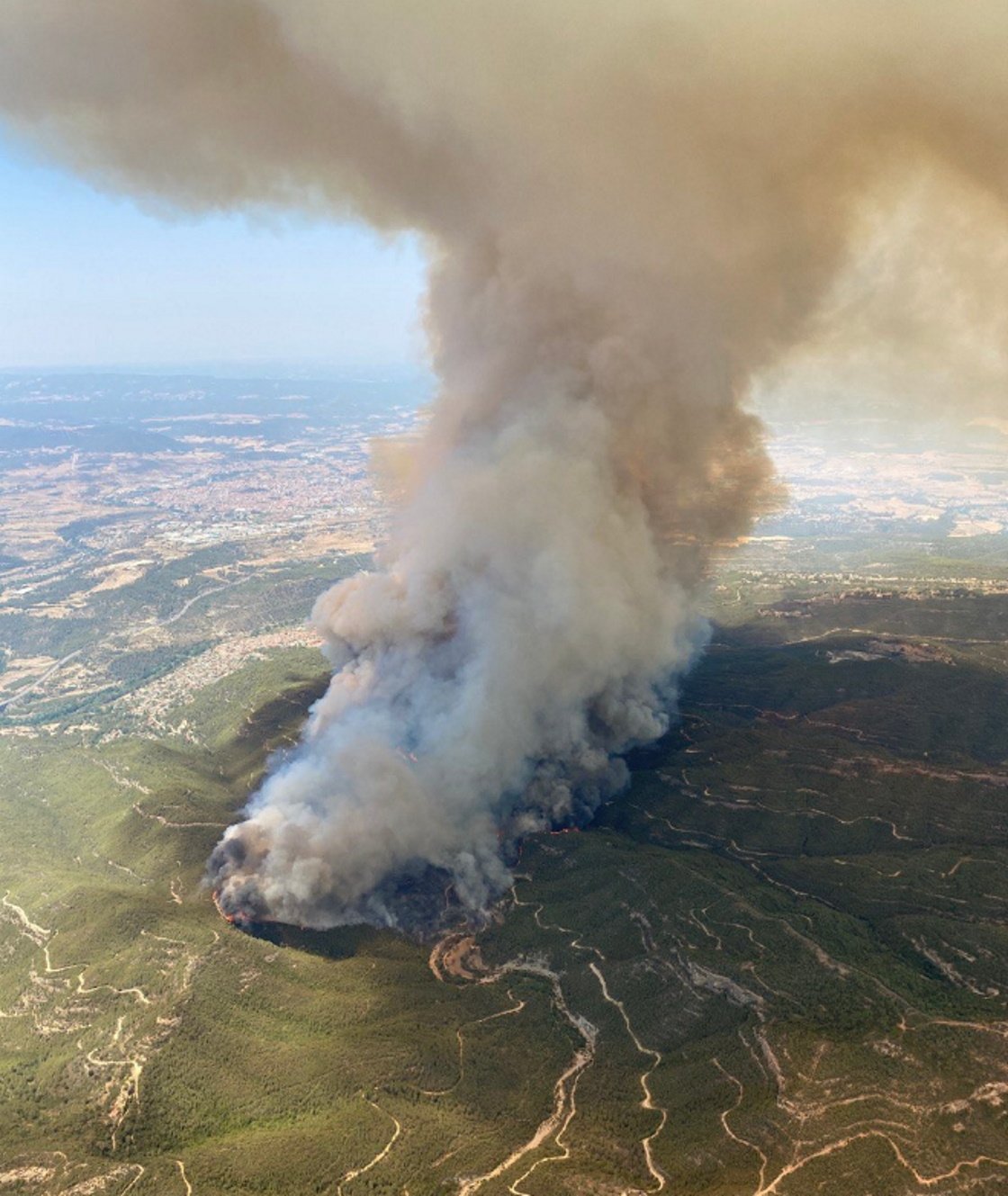 L'incendi al Pont de Vilomara ja afecta 1.200 hectàrees i podria arribar a les 6.000