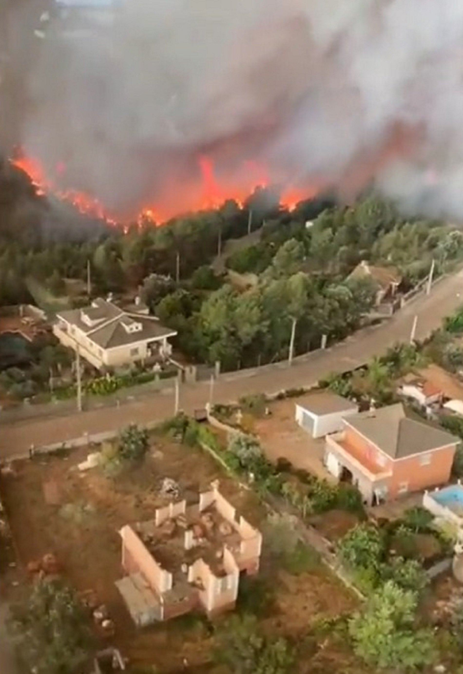 Las llamas del incendio del Pont de Vilomara llegan a los hogares y obligan a evacuar la población