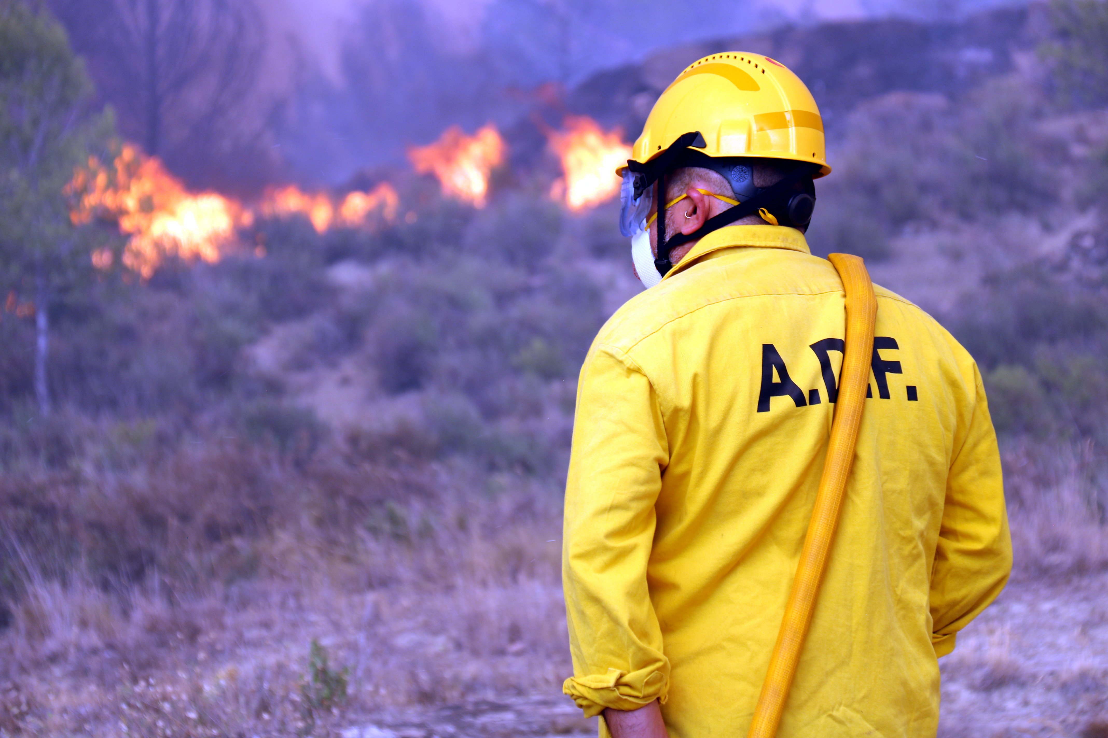 El foc continua cremant sense control al Pont de Vilomara: reoberta la C-16