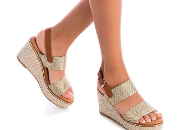 Sandalias de cuña de mujer color oro con cierre de hebilla de Xti2 Sandalias de cuña de mujer color oro con cierre de hebilla de Xti2