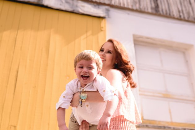 Niño sonriente con su madre : Unsplash