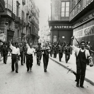 Milicians als carrers de Barcelona. Foto Perez de Rozas. Font Arxiu Fotografic de Barcelona