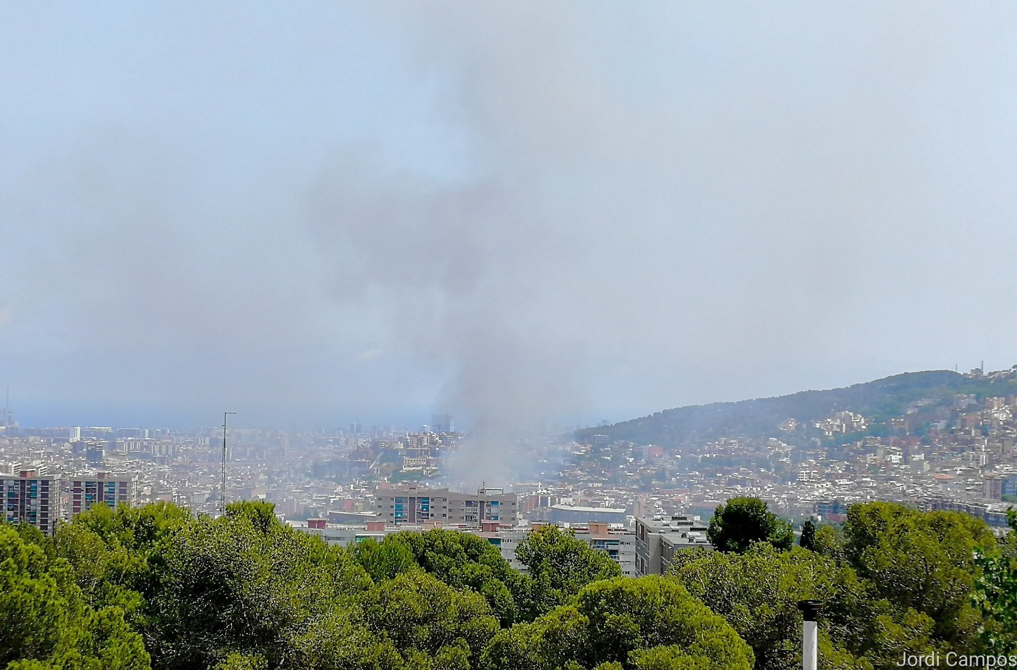Incendio en Barcelona, cerca de Collserola, en una zona forestal