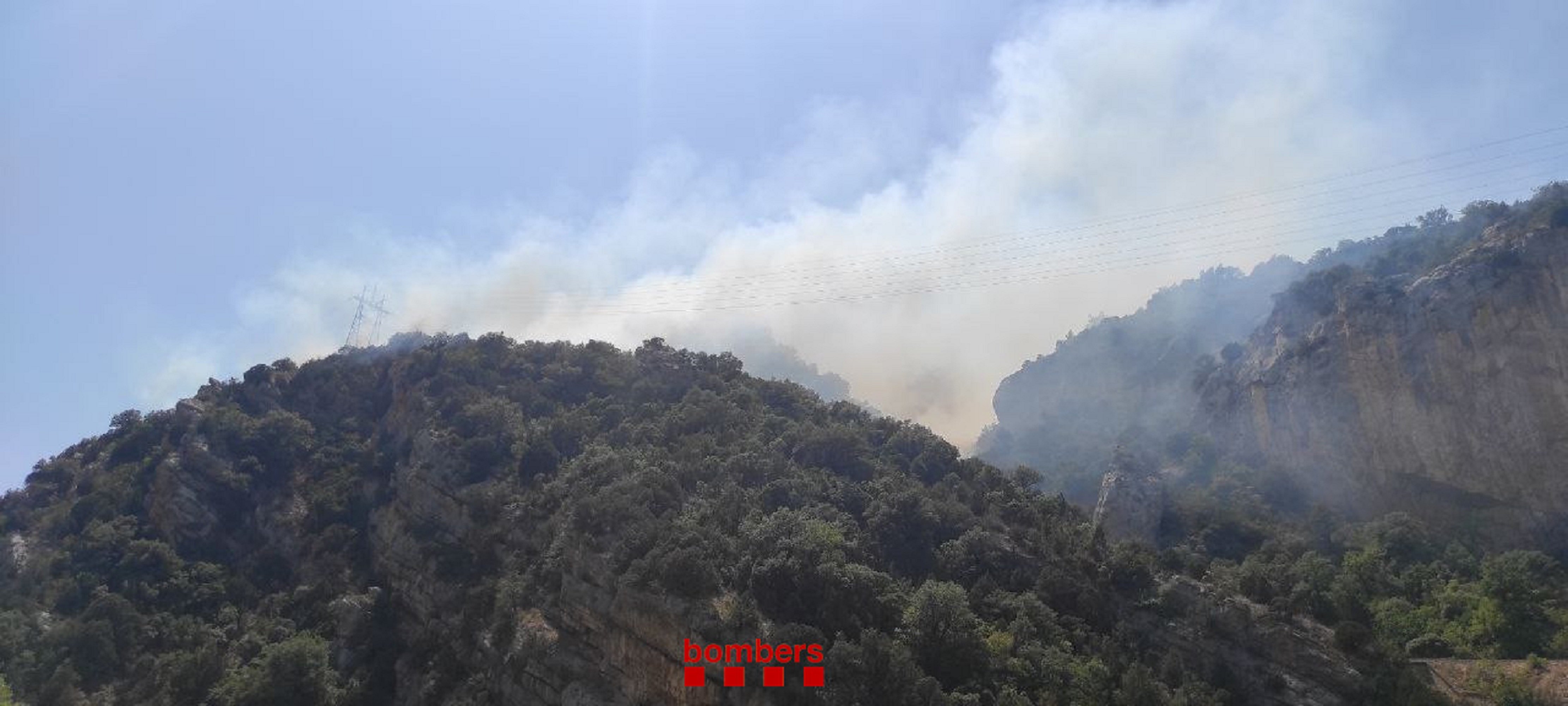 Els Bombers detecten un altre foc: cremen 50 hectàrees al bosc d'Àger, a la Noguera