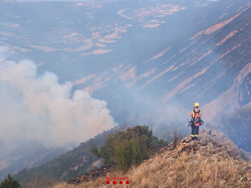 El incendio en Àger sigue quemando, los Bombers se enfrentan a un terreno muy complicado