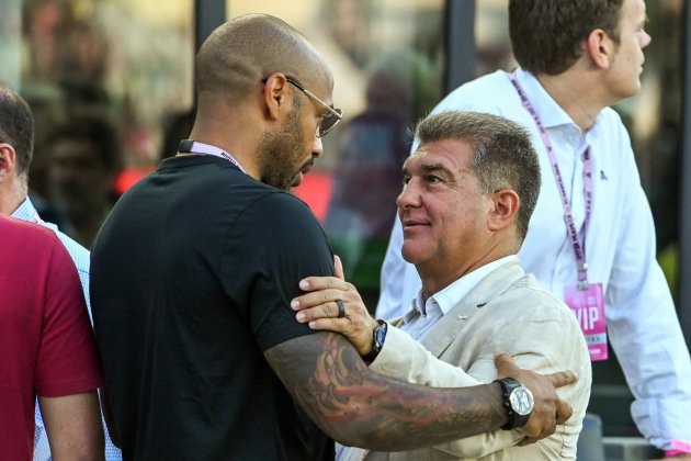 Joan Laporta Thierry Henry Barça / Foto: EFE Joan Laporta Thierry Henry Barça / Foto: EFE