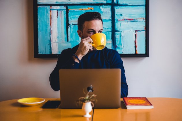 Hombre bebiendo café / Unsplash