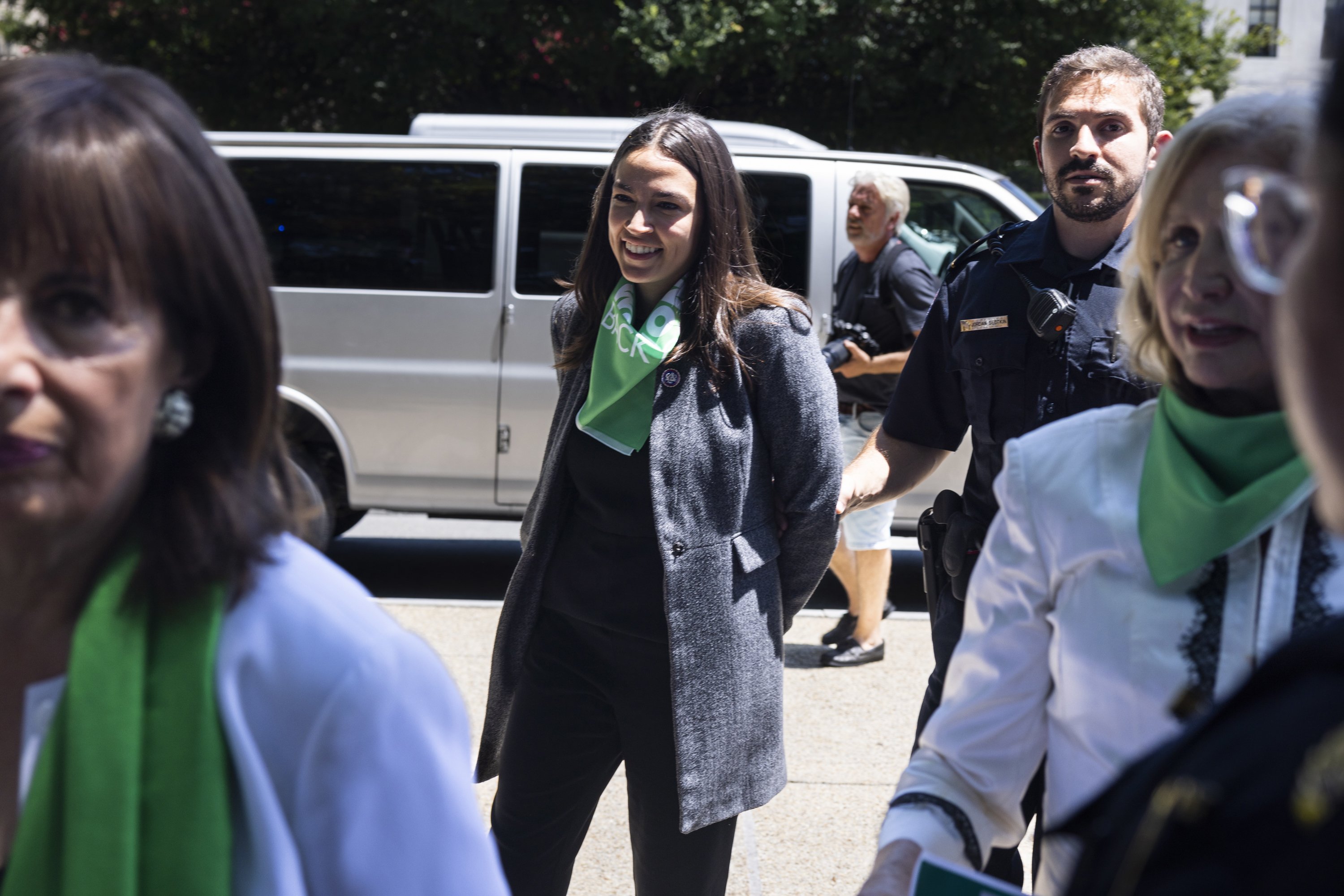 La congresista Alexandria Ocasio-Cortez detenida por protestar a favor del aborto en los EE.UU.