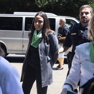La congressista Alexandria Ocasio-Cortez detinguda per protestar a favor de l'avortament als EUA