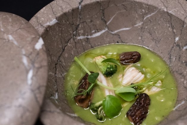 Curry verde, guisante de lágrima, pilpil y yuzu