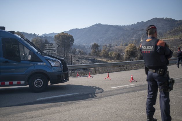 EuropaPress 4582958 agente vigila inmediaciones zonas afectadas fuego urbanizacion river park