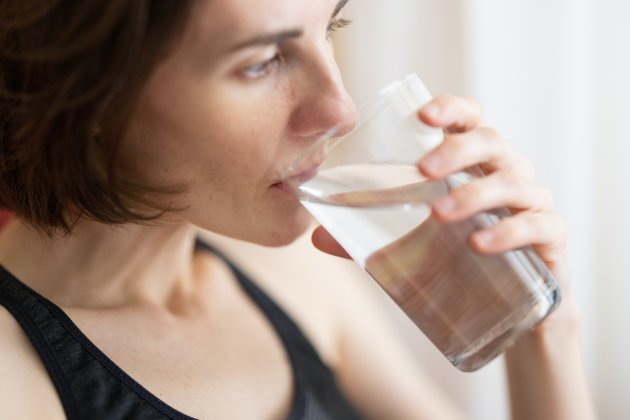 Mujer bebiendo agua / Unsplash Mujer bebiendo agua / Unsplash