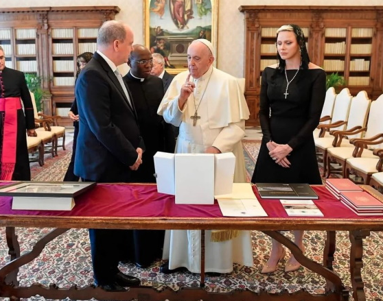 Alberto II, Charlene de Mónaco y el Papa Francisco Alberto II, Charlene de Mónaco y el Papa Francisco